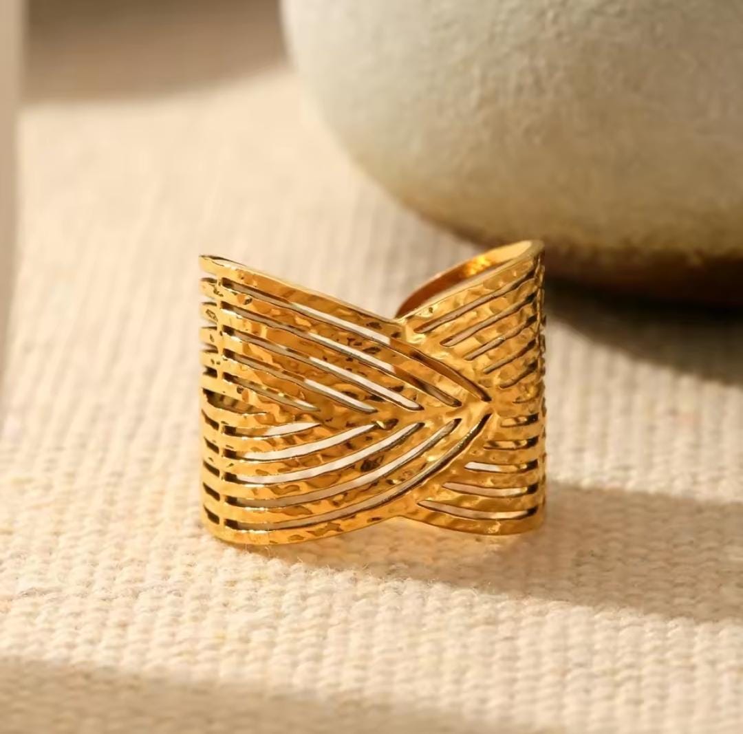 V-Pattern Ring