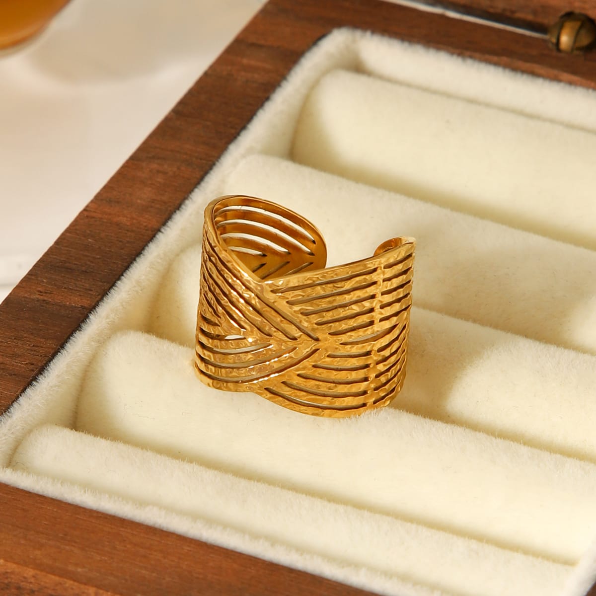 V-Pattern Ring
