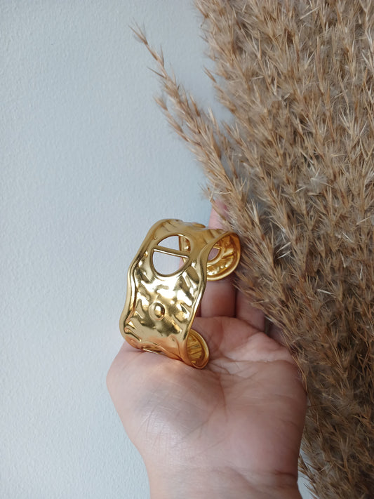 Open-Face Wave Bracelet