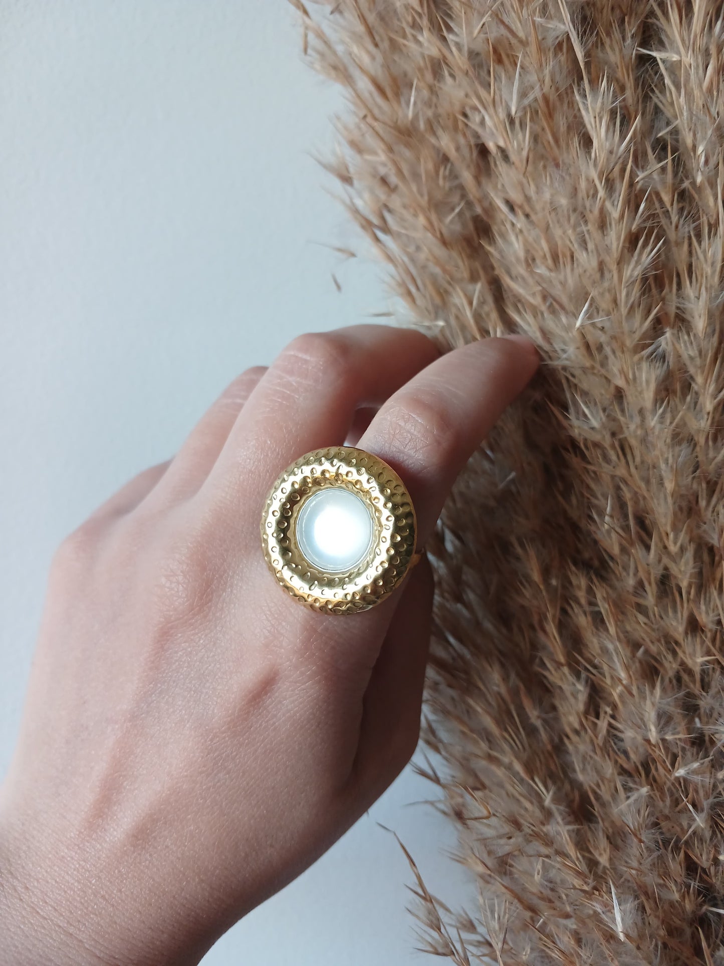Island Inlaid White Stone Ring